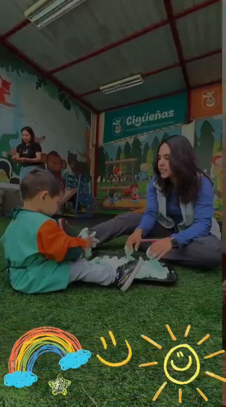 Niños en actividades pedagógicas dentro del Centro de Desarrollo Infantil Cigüeñas en Cuenca