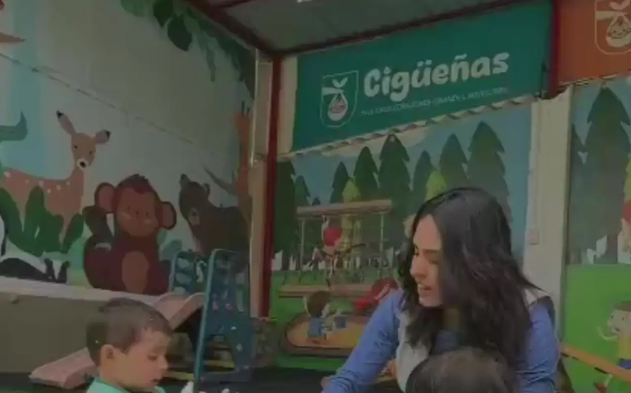 Niños jugando con su educadora en el patio cubierto