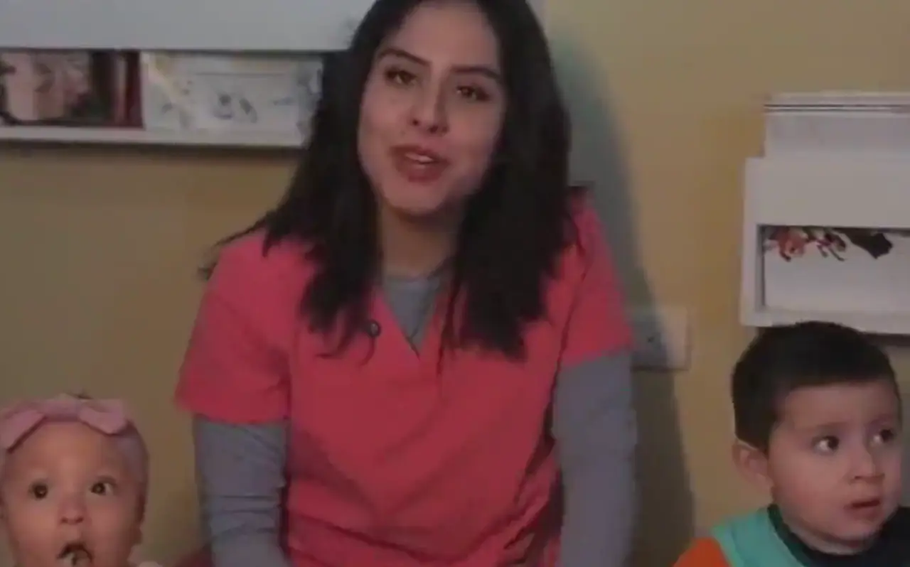 Educadora de Cigüeñas cuidando a una bebé y a un niño