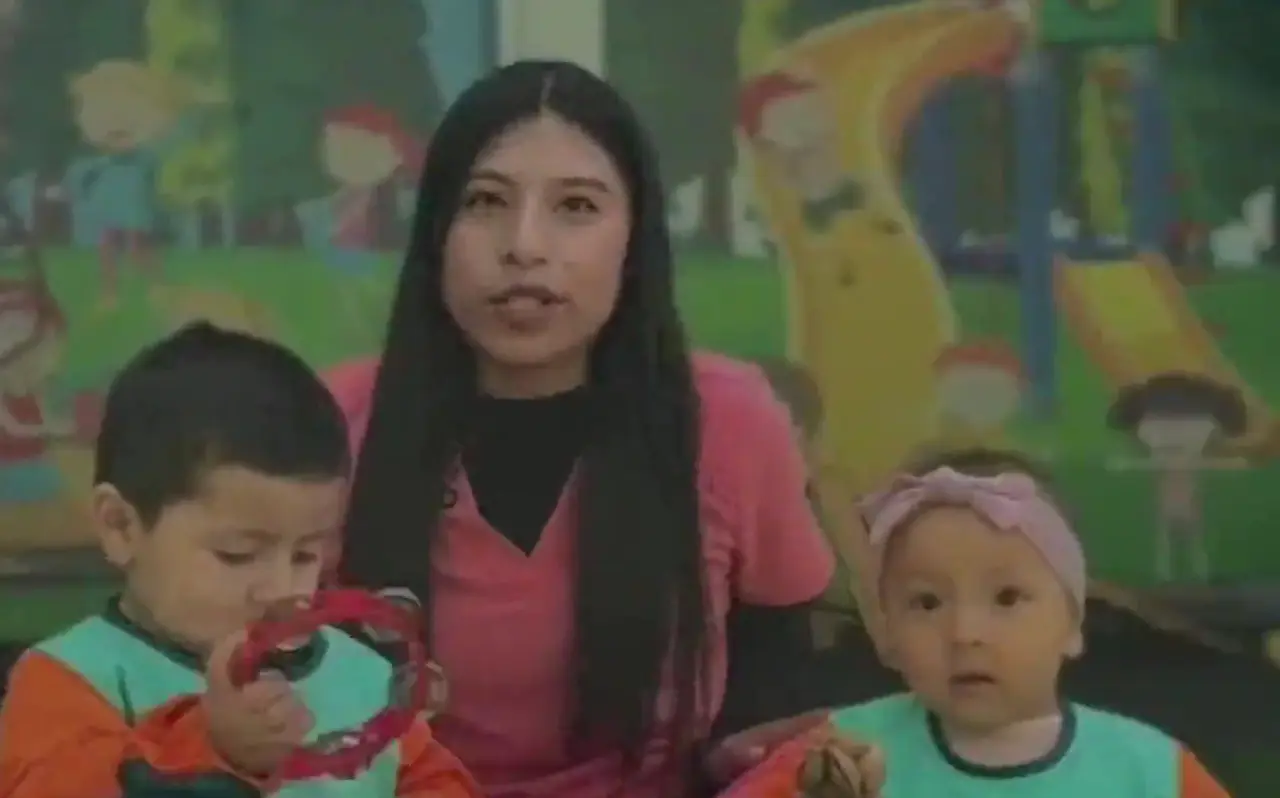 Educadora de Cigüeñas con un grupo de niños